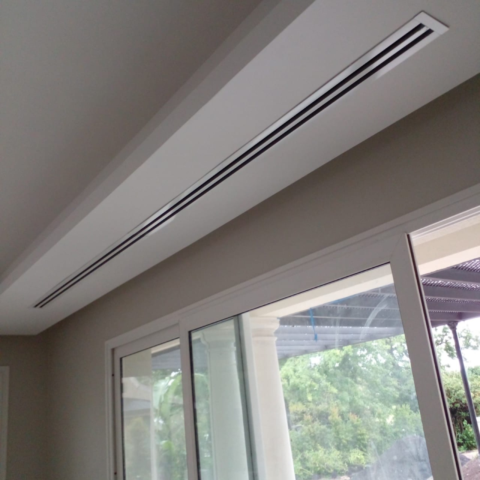 Salida de aire por conducto lineal — instalación residencial